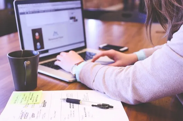 Marketer working on affiliate marketing program